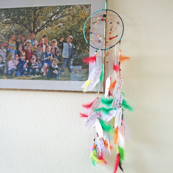 Das "Rucksackprojekt" von der Kindertagesstätte im Kindergarten Sankt Maximilian Kolbe in Schweinfurt ist Träger des "Integrationspreis 2013" der Regierung von Unterfranken. Am Traumfänger haben die Mütter ihre Gedanken zur Rucksackgruppe notiert.