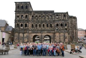 Die KAB-Reisegruppe vor der Porta Nigra in Trier.